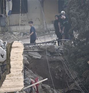 Photos : Parmi les décombres à Beyrouth après un bombardement (Photo Ansa/Epa/Wael Hamzeh)